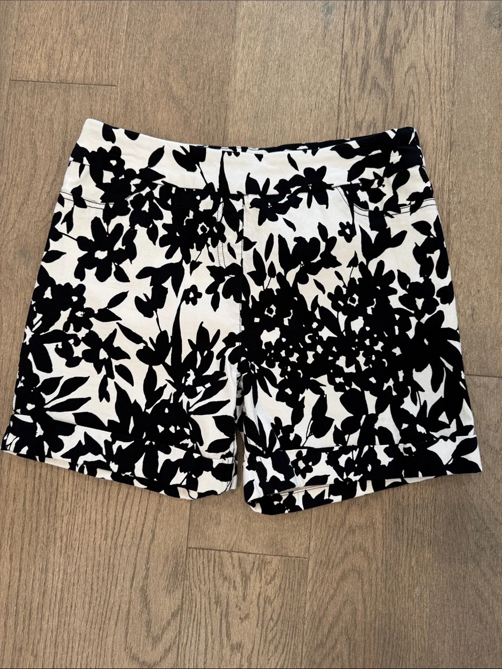 Soft Surroundings Shorts Black White Floral Cuffed Hem Women’s Medium Pockets